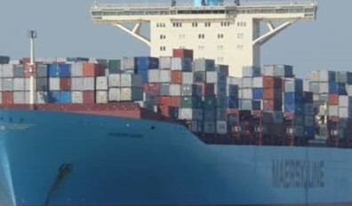أكبر سفينة حاويات في العالم تعبر قناة السويس اليوم
